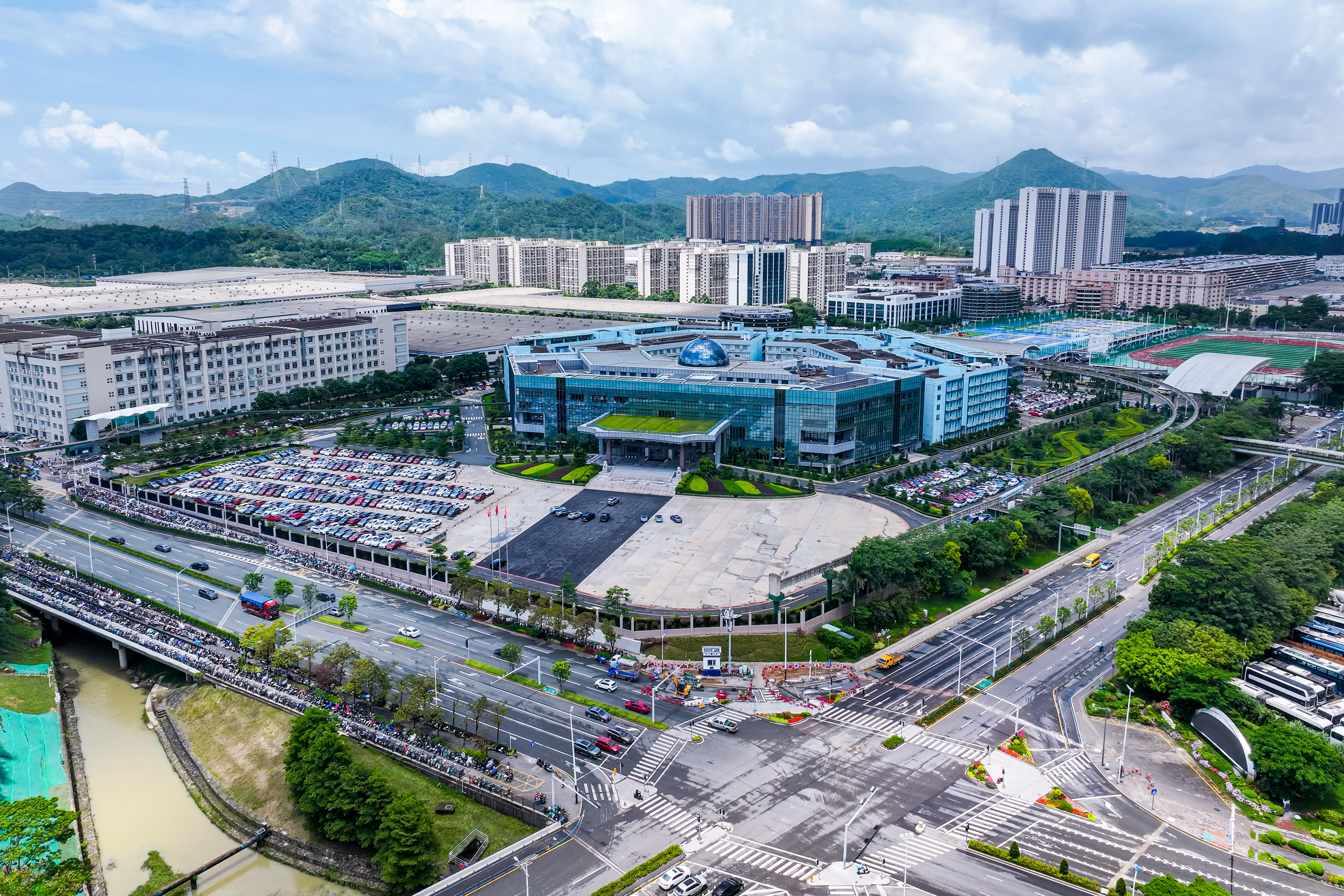 包含足球体育产业园区建设提速，推动地方经济发展的词条