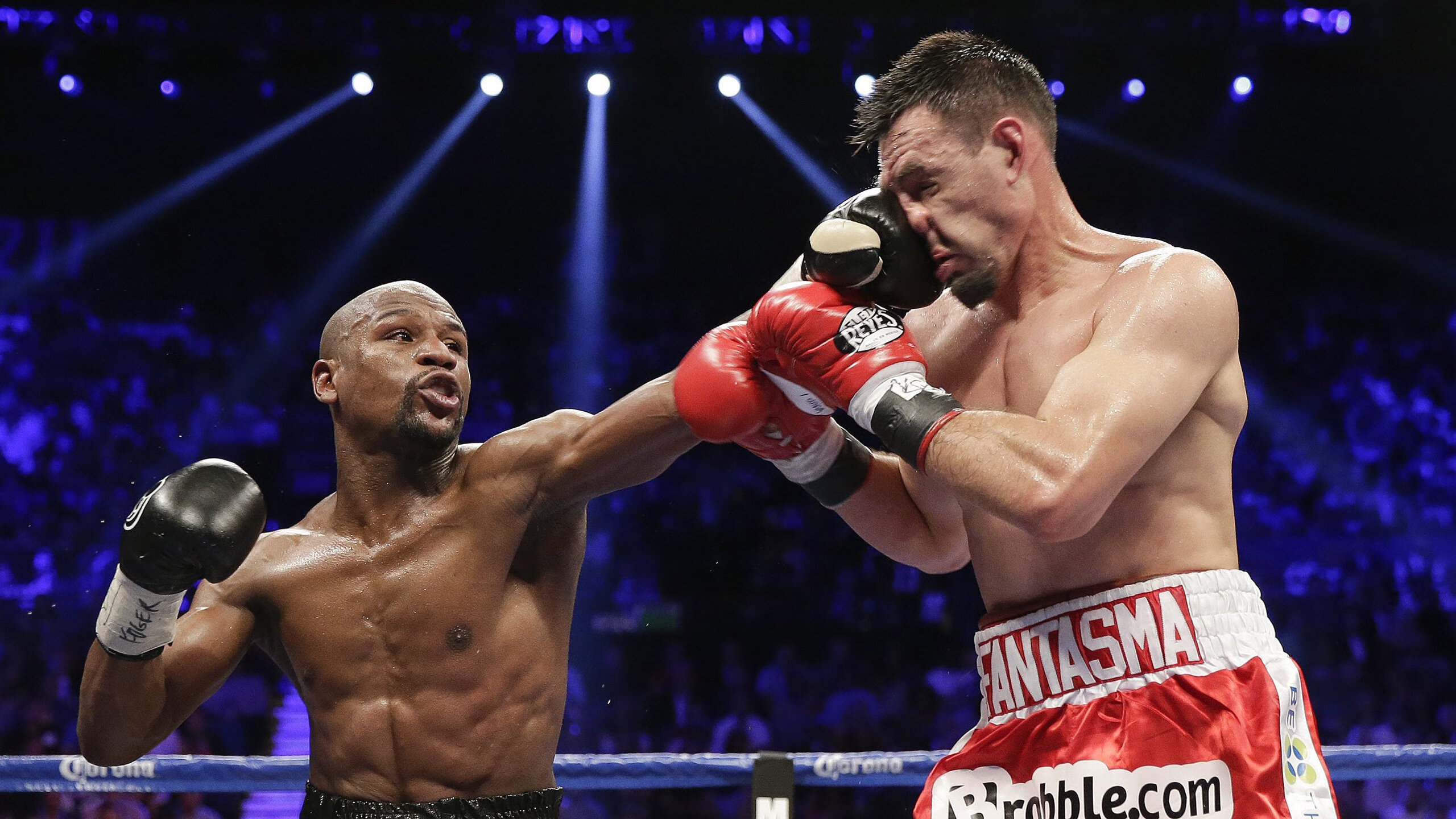 “羽毛球：简阳文体中心赛场高速对决，赛点难分难解”