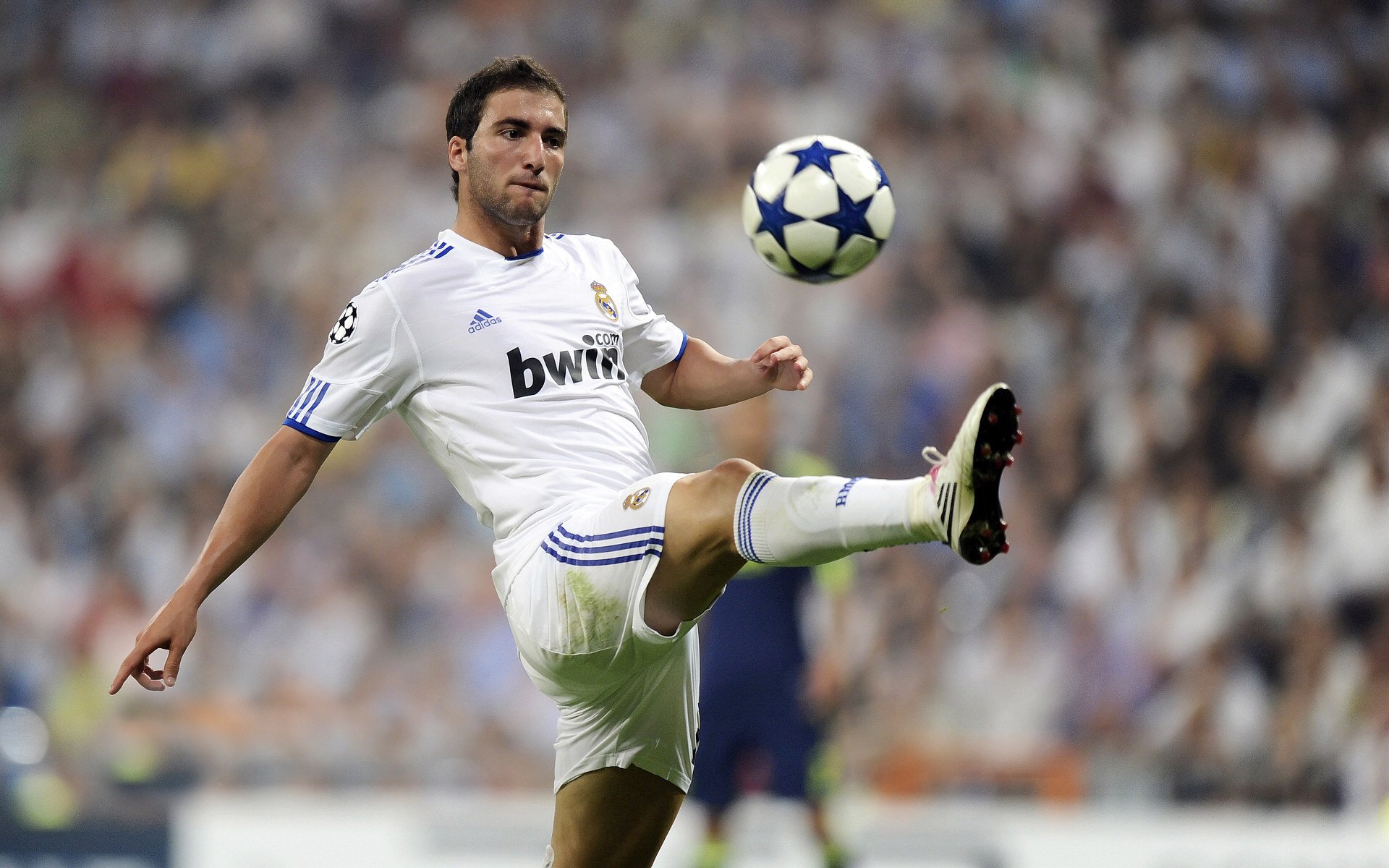 掩护后的持球人节奏选择影响出手稳定性，篮球后掩护