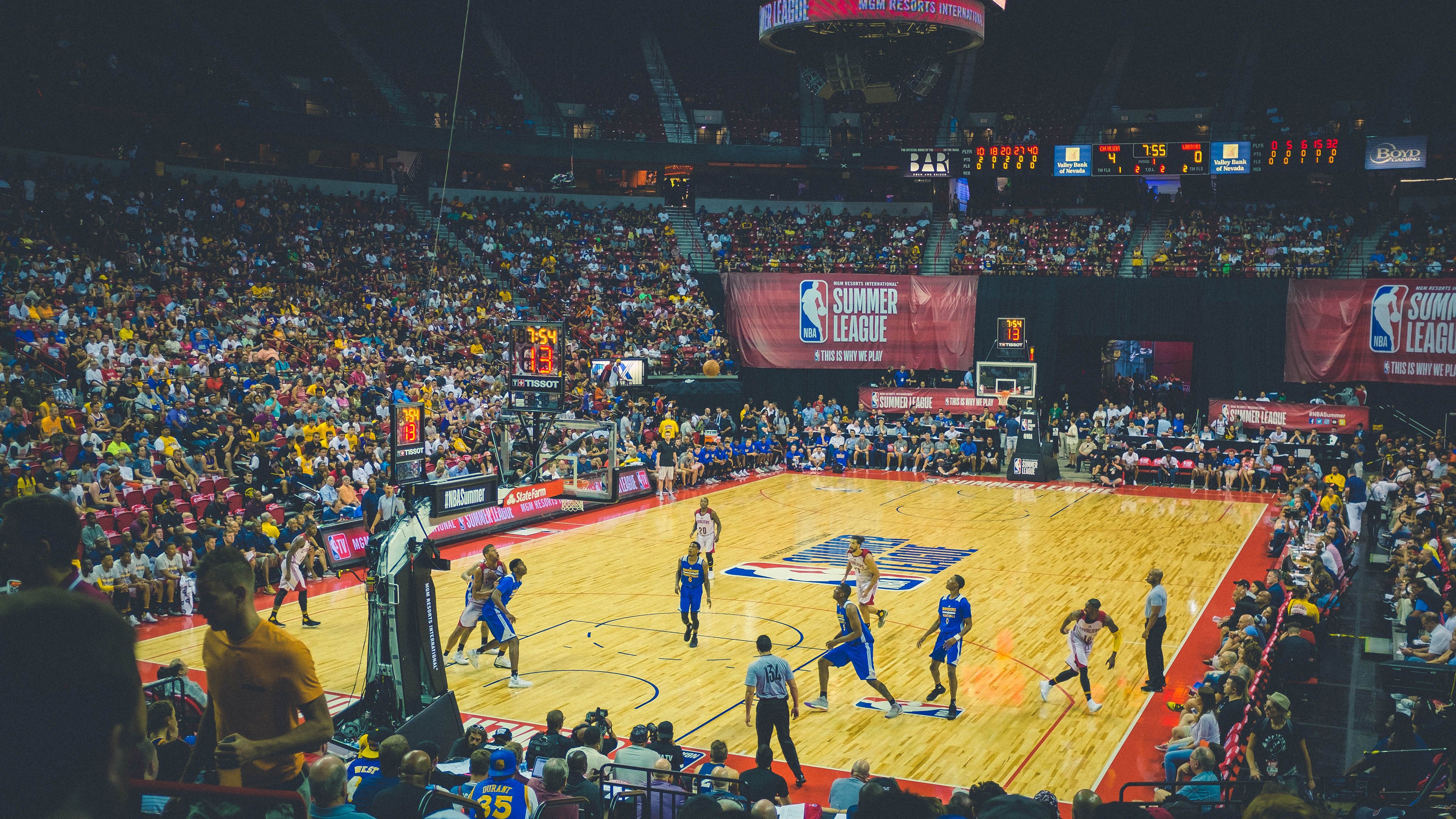 快速突破配合中锋得分频繁，中锋打法跑位